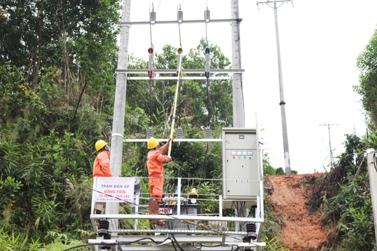 Công ty Điện lực Nghệ An đóng điện cho bản thuộc huyện biên giới Quế Phong