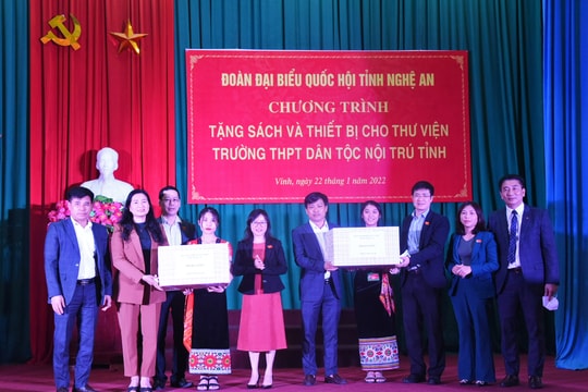 Đoàn Đại biểu Quốc hội tỉnh thăm, tặng quà tại Trường THPT Dân tộc Nội trú