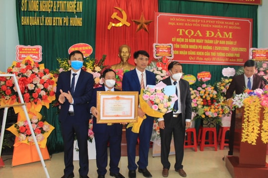 Ban quản lý Khu bảo tồn thiên nhiên Pù Huống nhận Bằng khen của Thủ tướng Chính phủ