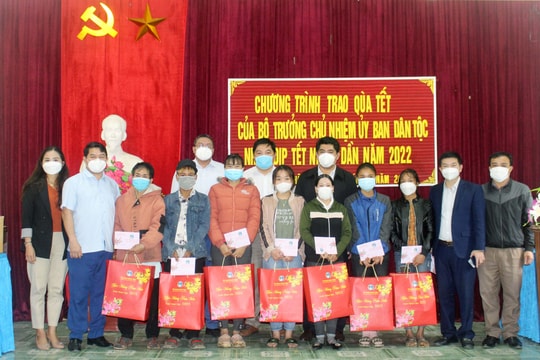 Trao quà Tết của Bộ trưởng, Chủ nhiệm Ủy ban Dân tộc cho người nghèo ở Con Cuông 