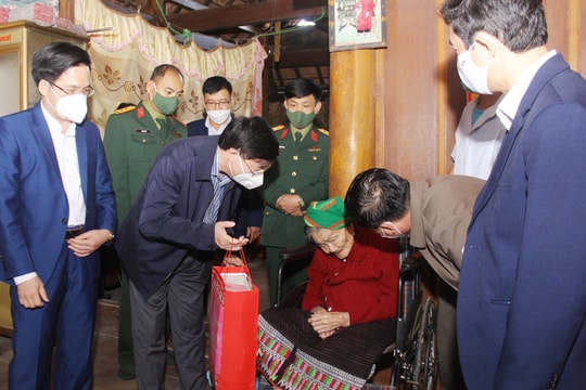 Phó Bí thư Thường trực Tỉnh ủy Nguyễn Văn Thông chúc Tết tại huyện Quỳ Châu