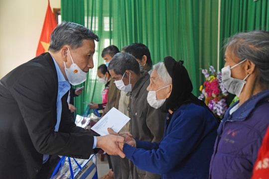 ĐBQH Lê Quang Huy và Đoàn ĐBQH tỉnh Nghệ An thăm, tặng quà tại Anh Sơn, Đô Lương