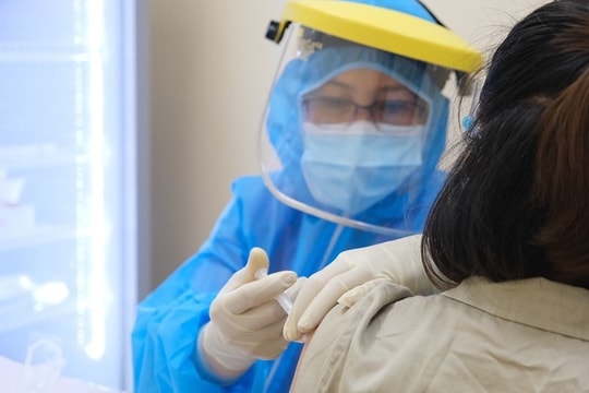 Xử trí đau bắp tay sau tiêm vaccine Covid-19