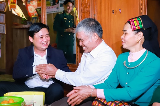 Bí thư Tỉnh ủy Thái Thanh Quý thăm, chúc Tết đồng bào, chiến sỹ tại huyện Con Cuông