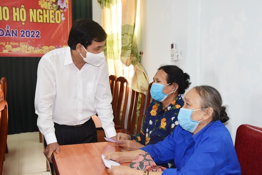 Phó Chủ tịch HĐND tỉnh tặng quà, chúc Tết hộ nghèo ở Hưng Nguyên và Nam Đàn