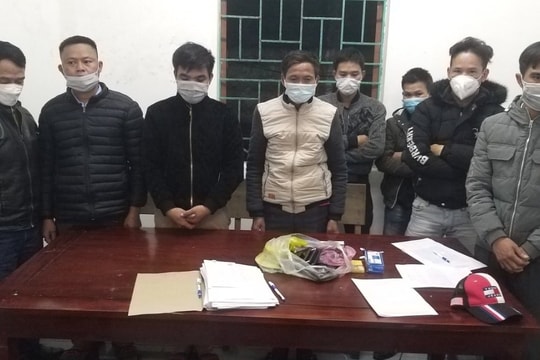 Bắt 7 đối tượng chơi ‘xóc đĩa’ ăn tiền giữa đêm khuya