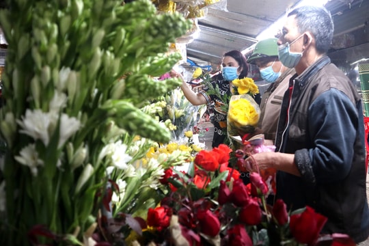 Cá chép dồi dào, trái cây tăng giá nhẹ dịp Tết ông Táo