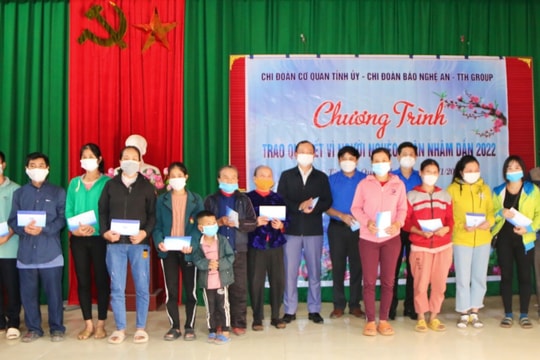 Chi đoàn cơ quan Tỉnh ủy phối hợp với Chi đoàn Báo Nghệ An, TTH Group trao quà Tết Vì người nghèo