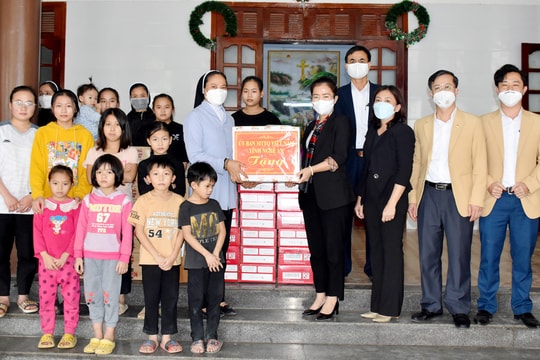Chủ tịch Ủy ban MTTQ tỉnh Nghệ An thăm, tặng quà Tết các cơ sở bảo trợ tôn giáo