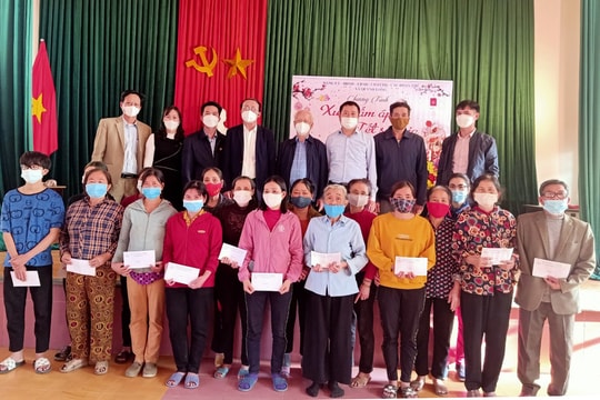 Trao quà Tết cho người lao động, hộ nghèo tại Công ty May Minh Anh và huyện Quỳnh Lưu