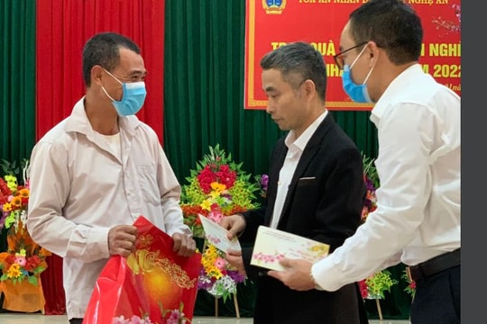 Tòa án nhân dân tỉnh tặng quà Tết người nghèo huyện Anh Sơn