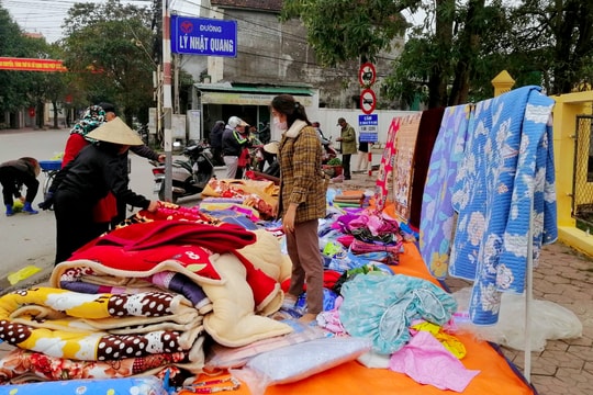 Hàng giá rẻ 'đổ bộ' nhiều tuyến đường TP.Vinh ngày cận Tết