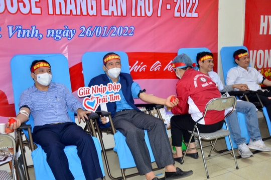 Nghệ An: Gần 1.500 y, bác sĩ tham gia hiến máu tại Ngày hội 'Giọt hồng blouse trắng' 