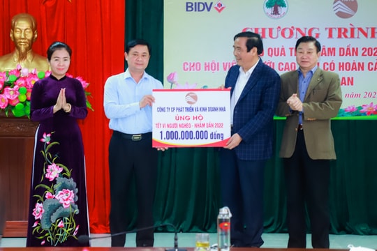 ​Chủ tịch Hội Người cao tuổi Việt Nam trao tặng quà Tết tại Nghệ An