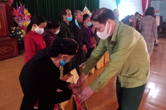 Hội Cựu chiến binh Cơ quan Tỉnh ủy tặng quà Tết ở Đô Lương