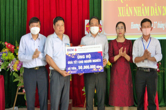 Phó Chủ tịch Thường trực UBND tỉnh trao quà Tết tại Tân Kỳ  ​