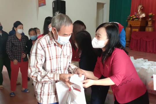 Trung ương Hội Chữ thập đỏ Việt Nam trao tặng quà Tết tại Nghệ An