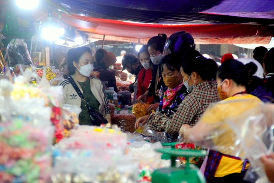 Người dân thành Vinh nhộn nhịp sắm Tết