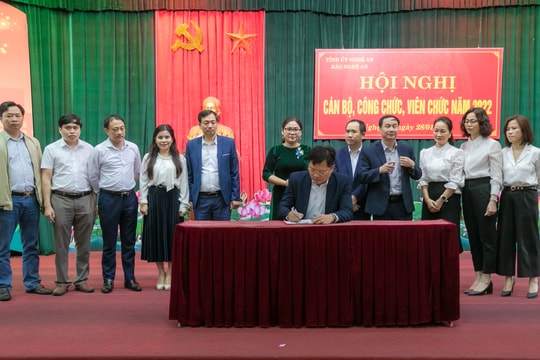 Báo Nghệ An tổ chức hội nghị cán bộ công chức, viên chức và ký kết thi đua năm 2022