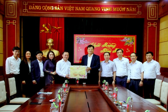 Bí thư Thành ủy Vinh chúc Tết Báo Nghệ An, Đài PT-TH Nghệ An và Bệnh viện Đa khoa TP.Vinh