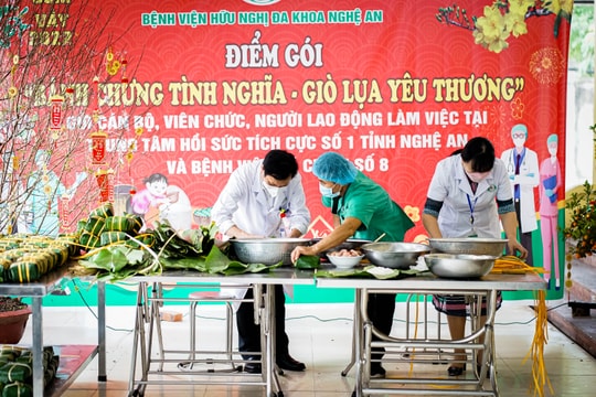 Gói bánh chưng, gửi quà Tết cho y, bác sĩ làm nhiệm vụ điều trị COVID-19
