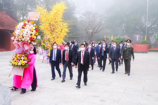 Lãnh đạo tỉnh Nghệ An dâng hương tưởng niệm Chủ tịch Hồ Chí Minh và cố Tổng Bí thư Lê Hồng Phong