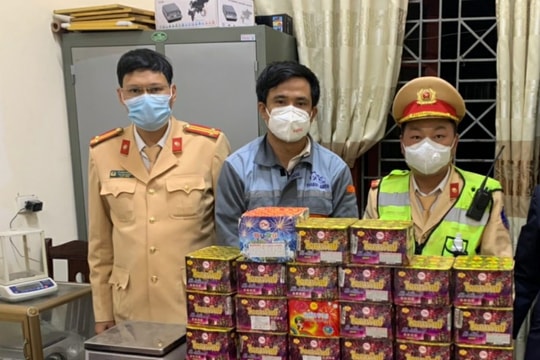 Cảnh sát giao thông phát hiện đối tượng vận chuyển gần 36 kg pháo nổ