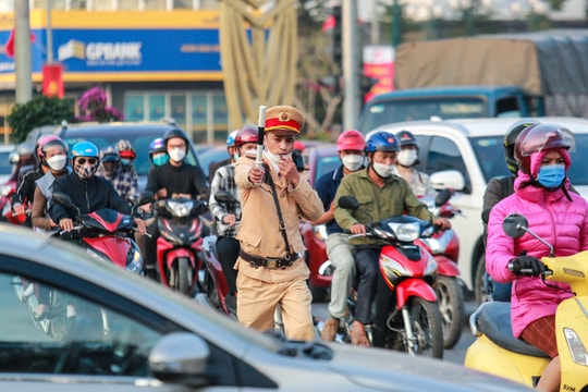 Căng mình điều tiết giao thông ngày cận Tết ở thành phố Vinh