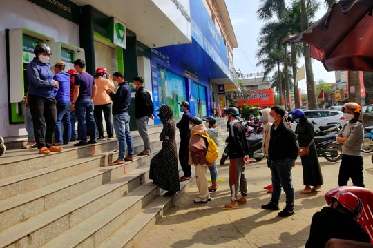Nghệ An: Chen chân hàng giờ chờ rút tiền ngày Tết