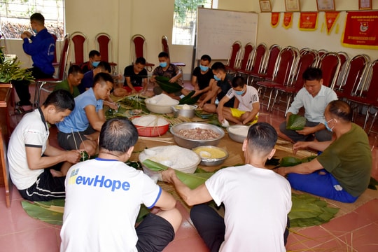 Hình ảnh xúc động của những người 'lỡ bước' trong ngày áp Tết