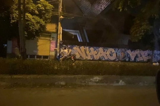 Hai nhóm hỗn chiến trước quán karaoke, 2 người thương vong