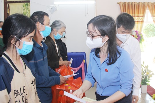 100% hộ nghèo ở Nghệ An được hỗ trợ quà Tết