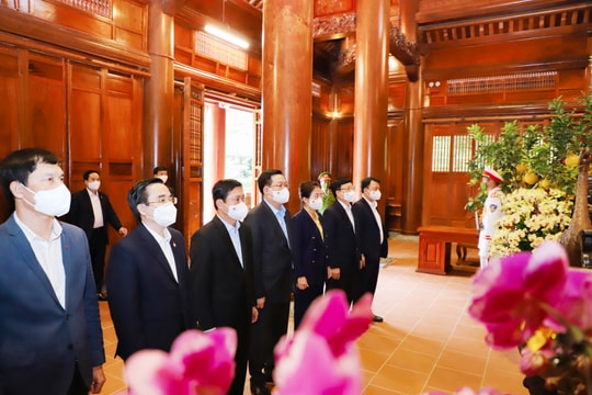 Chủ tịch Quốc hội Vương Đình Huệ dâng hương tại Khu Di tích đặc biệt Kim Liên