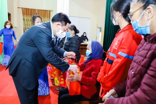 Chủ tịch Quốc hội Vương Đình Huệ tặng quà Tết cho người nghèo tại Nghệ An