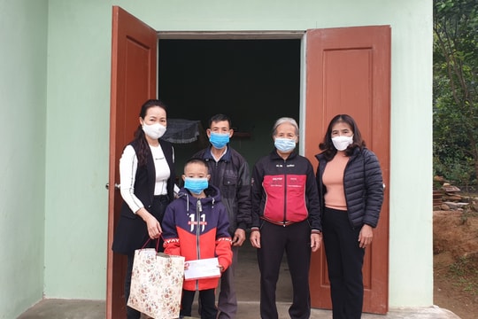 Bạn đọc Báo Nghệ An trao quà cho bé trai 10 tuổi mồ côi ở Thanh Chương