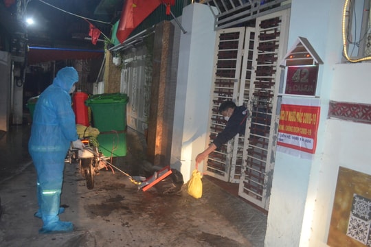 Những ‘chiến binh' xuyên Tết thu gom rác cho người mắc Covid-19 tự cách ly ở Nghệ An