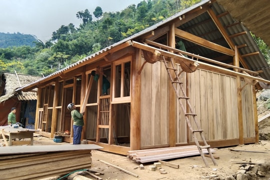 Tết sum vầy của những cặp vợ chồng đặc biệt hồi hương về Nghệ An tránh dịch bằng xe máy