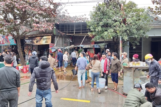Hàng trăm người dân Nghệ An nỗ lực chữa cháy tại ki ốt