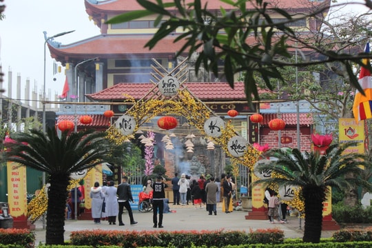 Người dân Nghệ An đảm bảo “5K” khi đi lễ chùa đầu năm 