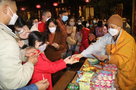 Người dân thành phố Vinh đi lễ chùa sau thời khắc Giao thừa