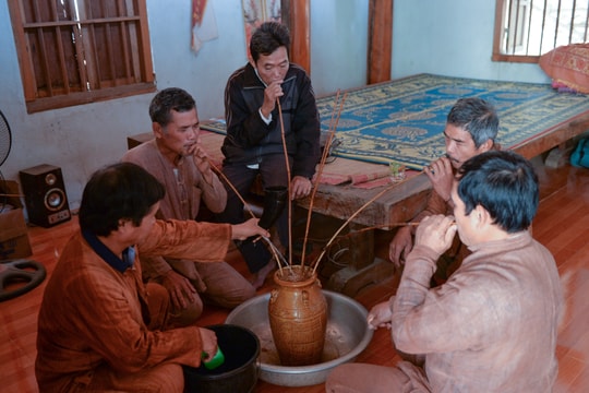 Người Ơ Đu ở Văng Môn ăn Tết