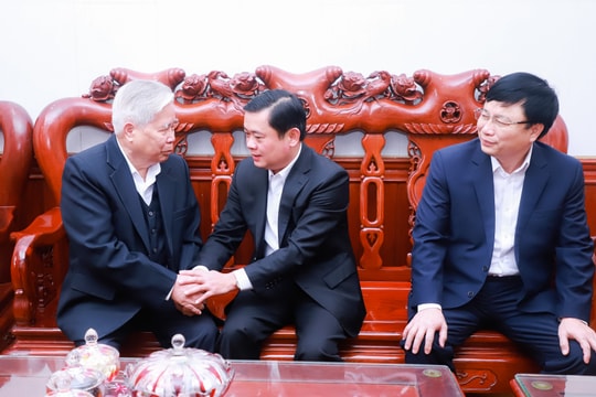 Bí thư Tỉnh ủy Thái Thanh Quý thăm, chúc Tết Nhà giáo nhân dân Lê Văn Phớt