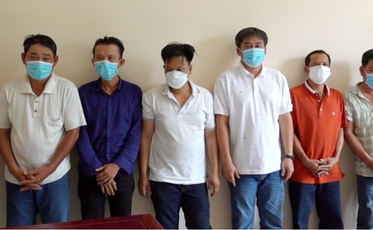 8 con bạc bị bắt trên sới lắc bầu cua ngày Tết