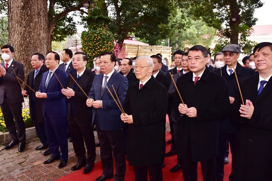 Tổng Bí thư Nguyễn Phú Trọng dâng hương tại Hoàng Thành Thăng Long