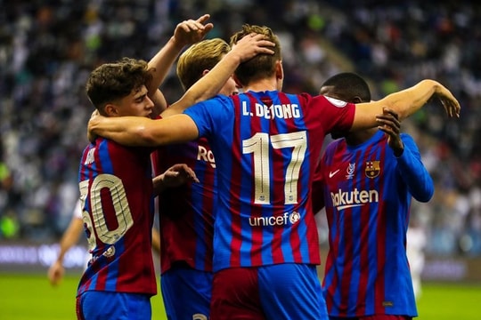 Barcelona chiêu mộ 4 tân binh: 'Muộn còn hơn không'