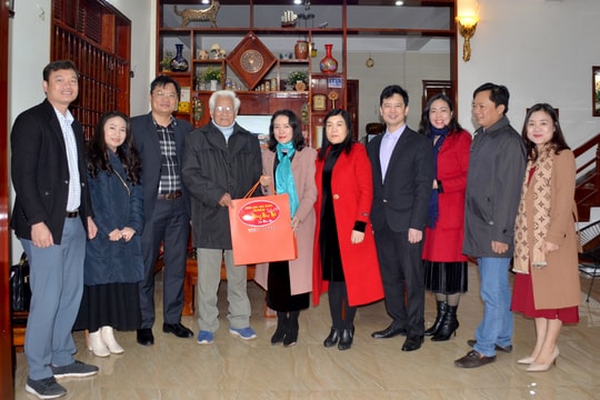 Đoàn công tác của tỉnh thăm, chúc Tết nhà thơ Ngô Đức Tiến