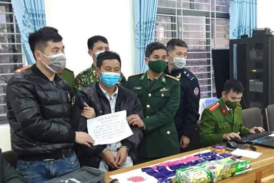 Bắt gã đàn ông mang dao nhọn 'cõng' 2 bánh heroin, 6.000 viên ma túy 