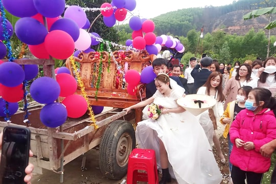 Màn rước dâu đầu Xuân bằng máy cày ở Nghệ An