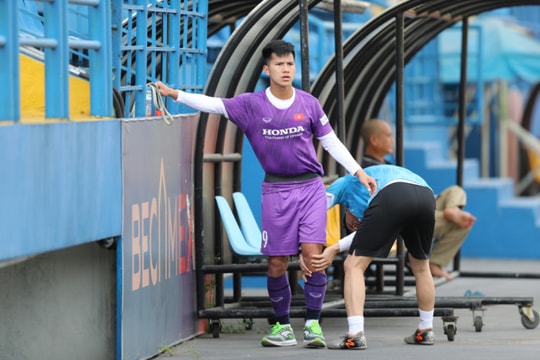 Tiền vệ Phan Bá Quyền của SLNA dính chấn thương khi đang tập ở tuyển U23 Việt Nam