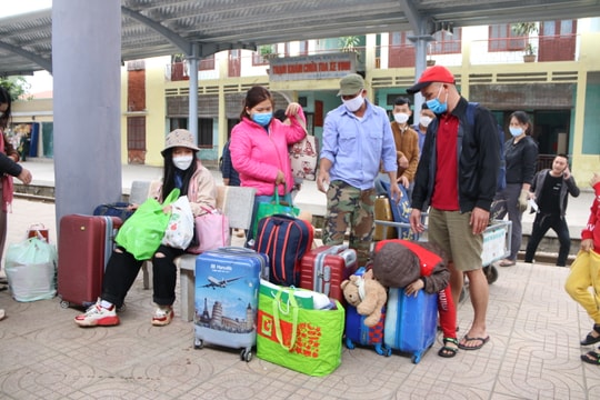 Sau Tết, ga tàu, bến xe vẫn vắng